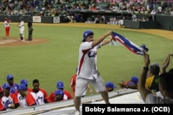 Aficionado cubano celebra en la Serie del Caribe.