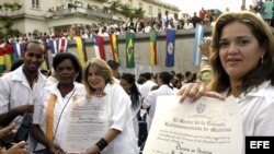 Jóvenes médicos muestran sus diplomas de recién graduados en medicina (foto archivo). 