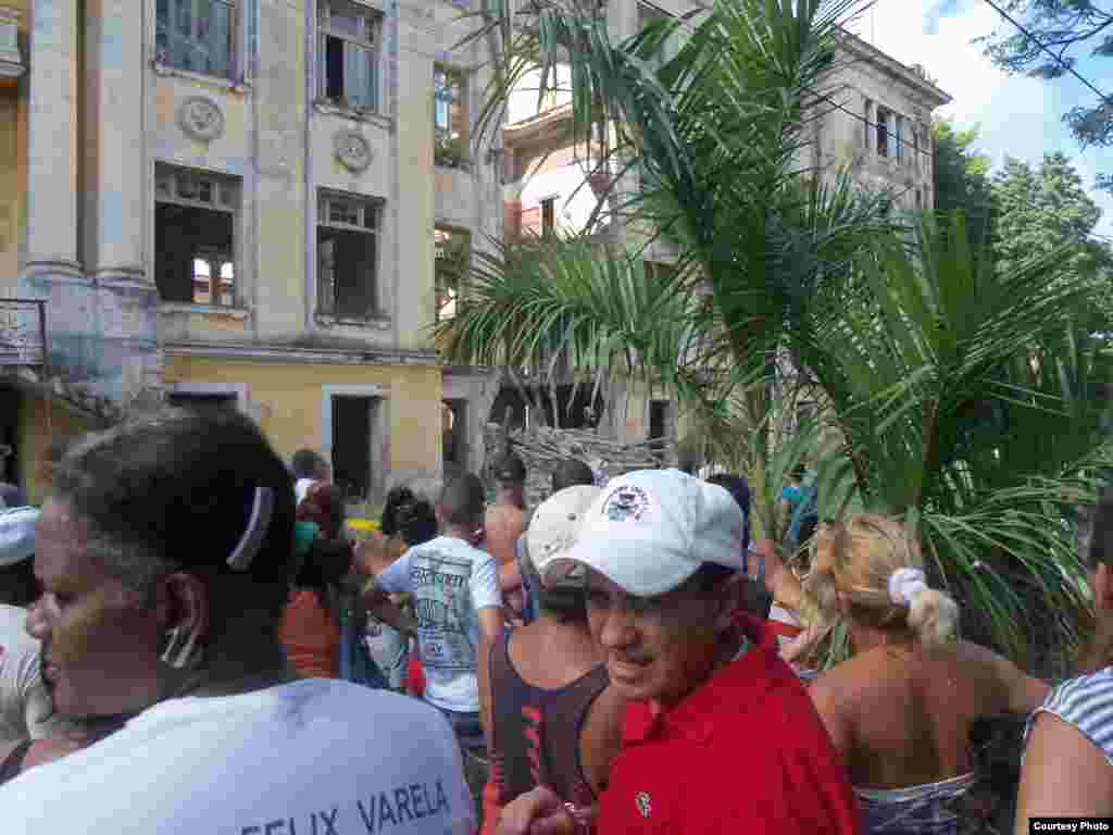 Derrumbe de edificio multifamiliar situado en la Calle Carmen entre Cortina y Figueroa del Reparto La Víbora 