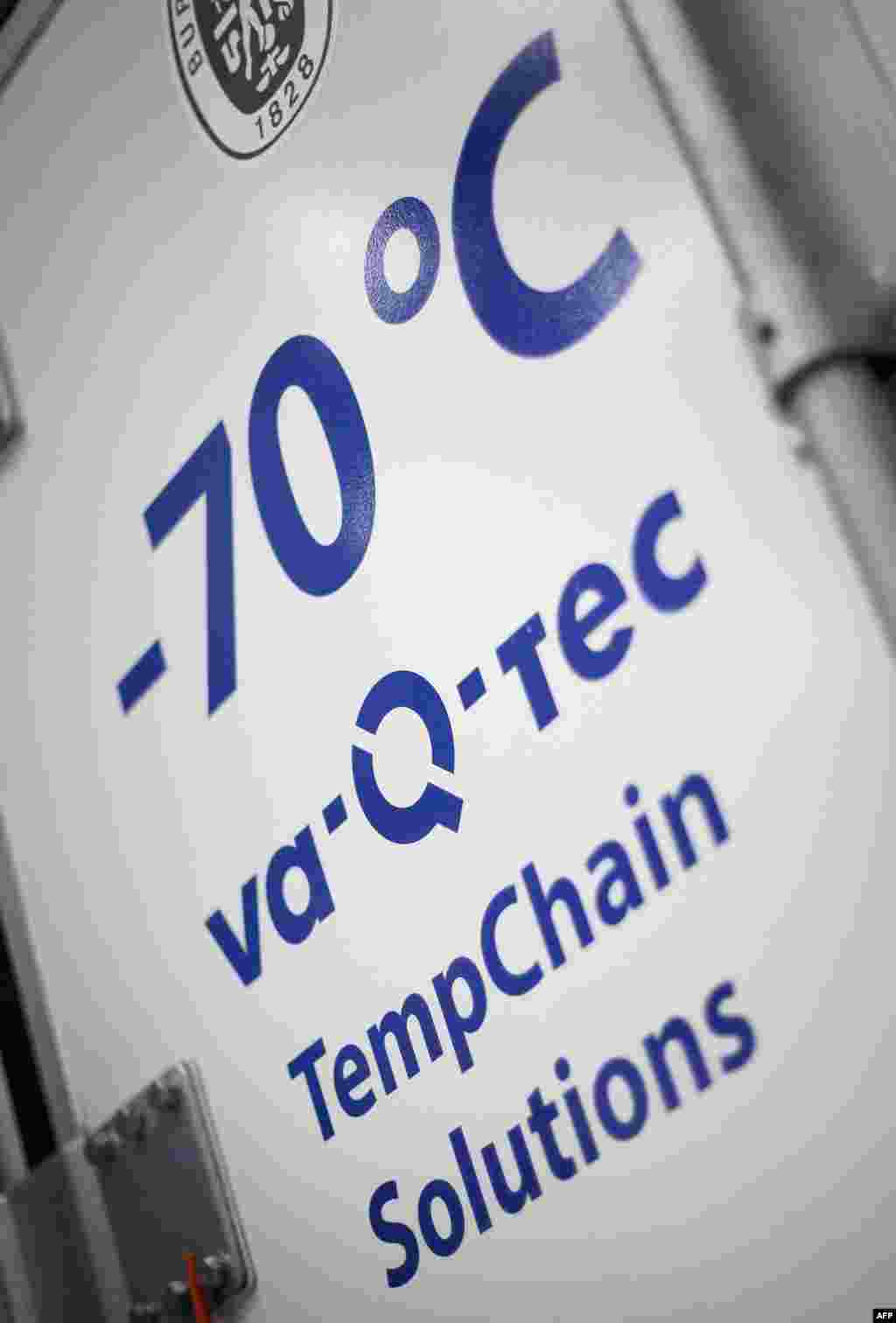 Logo de la compañía alemana Va-Q-Tec con el letrero 70 grados celsius, temperatura apta para que se conserve la vacuna. Estos contenedores rectangulares tienen un rol muy importante en la transportación y distribución de la vacuna contra el Coronavirus.