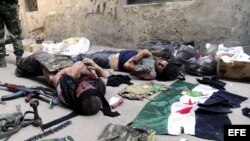 Cuerpos de supuestos rebeldes en el barrio Al-Hajar Al-Aswad, al sur de Damasco, Siria, el 19 de septiembre de 2012.