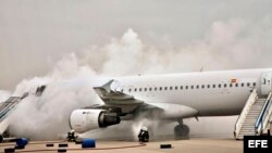 Imagen del simulacro de un accidente aéreo realizado en la terminal T1 del Aeropuerto del Prat de Barcelona en 2009.