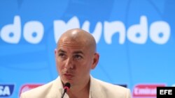 El rapero Pitbull habla durante una rueda de prensa en el estadio de Maracaná hoy, jueves 23 de enero de 2014, en Río de Janeiro, donde anunció que junto con las cantantes Jennifer López y Cláudia Leite interpretará la canción oficial del Mundial de fútbol Brasil 2014