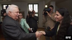 Lech Walesa recibe a Yoani Sánchez