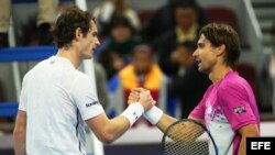 Ferrer (d) felicita a Murray por su victoria.