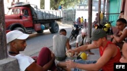 Un grupo de amigos celebra compartiendo una botella de ron.