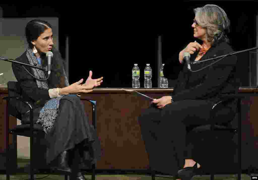 La bloguera cubana Yoani Sanchez Cordero (i) habla con Mirta Ojito (d), de la escuela de periodismo de la Universidad de Columbia en Nueva York (NY, EE.UU.). Sánchez Cordero ha alcanzado fama internacional y múltiples reconocimientos, entre ellos el premi