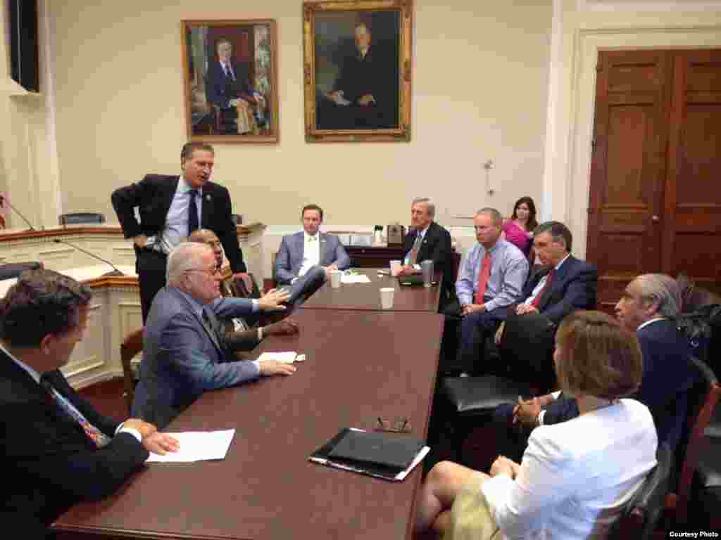 Guillermo Farinas y Elizardo Sánchez con congresista en Washington