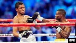 Guillermo Rigondeaux (dcha) combate con el panameño Ricardo Córdoba (izda) para obtener el título de Interim World de peso pluma junior en el Estadio Cowboys en Arlington (Estados Unidos) . 