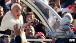 El papa Francisco saluda a los fieles a su llegada a la audiencia general de los miércoles en la Plaza de San Pedro de la Ciudad del Vaticano hoy, miércoles 11 de diciembre de 2013.