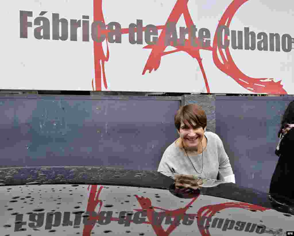 Lilianna Ploumen (c), conversa con jóvenes periodistasen el centro cultural "Fabrica de Arte Cubano" (FAC)en Cuba.