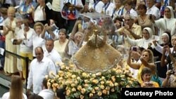 Entrada de la imágen de la Virgen en el estadio de UM