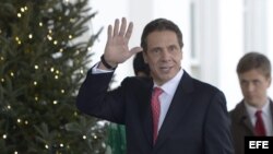 Foto de archivo del gobernador de Nueva York, Andrew Cuomo (i).