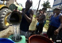 Para hervir el agua que almacenan los reglanos cuentan con una balita de gas al mes