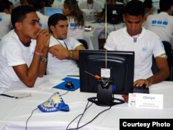 UCI: Quemarse las pestañas para acabar cuidando a los niños en un Joven Club de Computación.