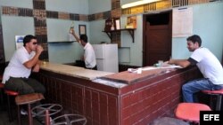 Dos hombres beben en un pequeño bar estatal en La Habana (Cuba)