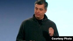 Como la mayoría de los magos de la industria, el cubanoamericano Eddy Cue se resiste a vestir de cuello y corbata