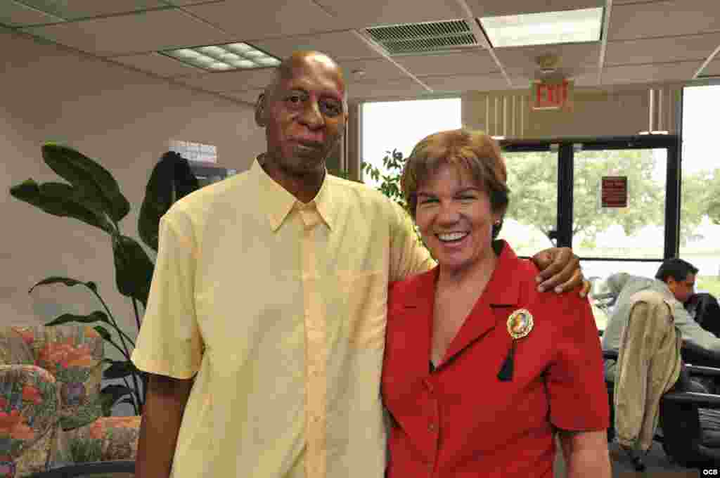 Guillermo Fari&ntilde;as junto a la productora Tatiana Riquelme de TV Mart&iacute; 