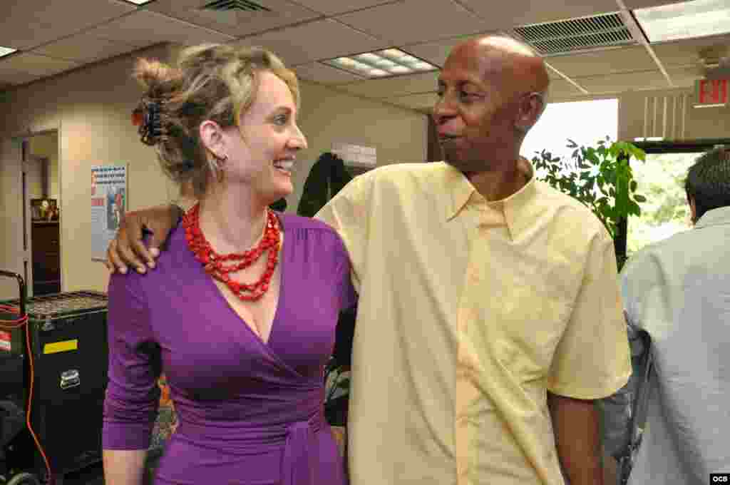 Guillermo Fari&ntilde;as junto a la periodista Karen Caballero. 