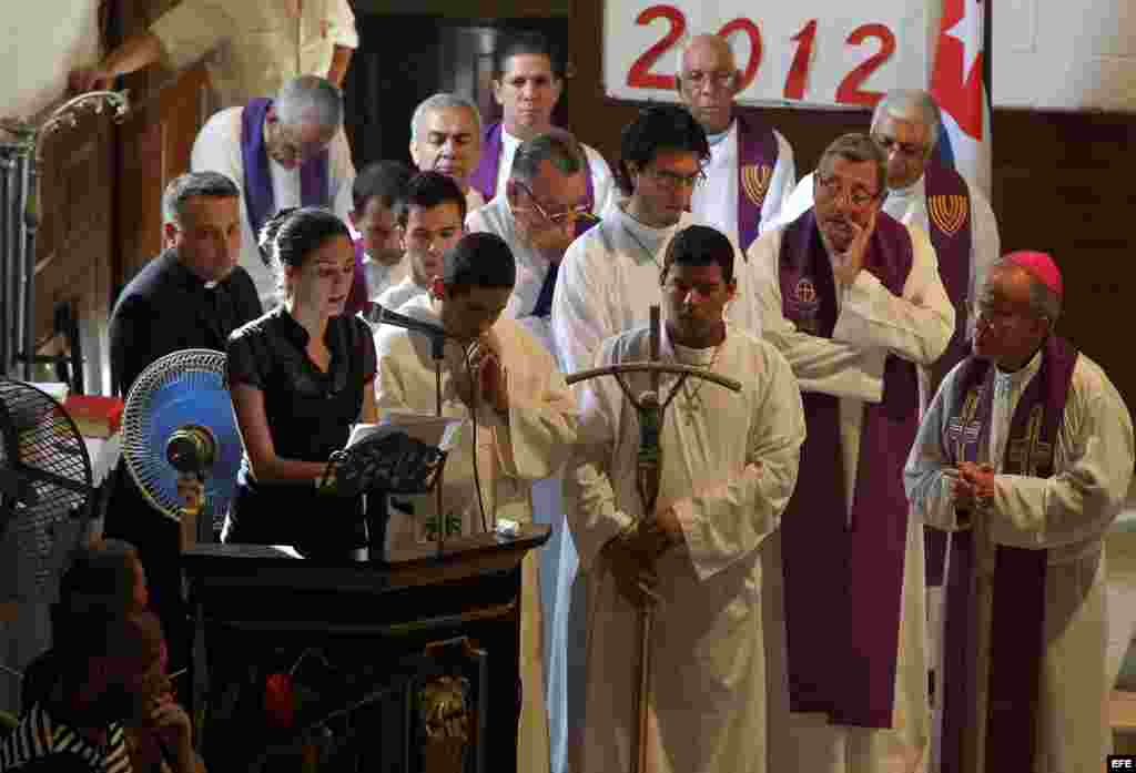 &nbsp;La hija del opositor cubano Oswaldo Payá, Rosa Maria Payá (2-i) habla durante la ceremonia fúnebre de su padre hoy, martes 24 de julio de 2012, en La Habana (Cuba).