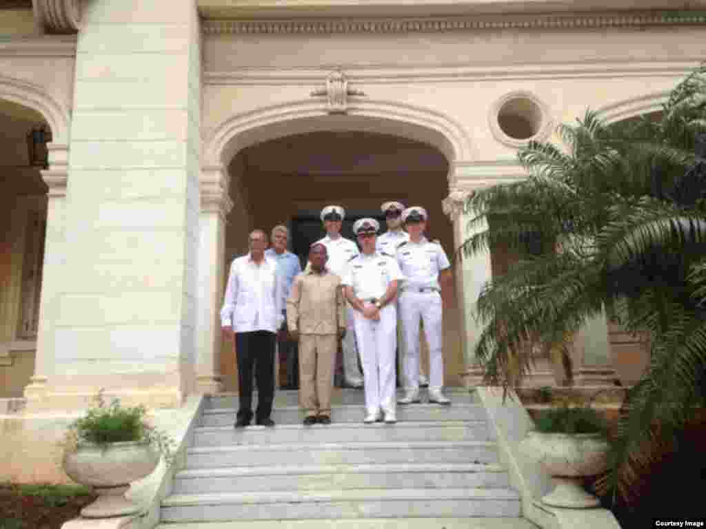 El comandante de la nave holandesa con autoridades provinciales de Ciudad Habana.